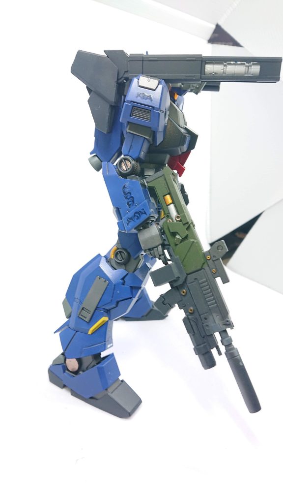 ヤザングループの紅一点レッドガールジェスタの特徴ジェスタキャノンと同じグレラン付きビームライフル・肩部ガトリングキャノン・ハンドグレネード装備そしてレッドガール専用兵装リフレクタービット射出装置がついている