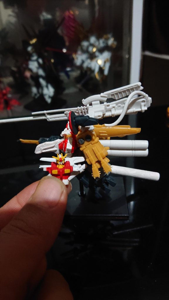 手に持ってるのがガンダムコレクションの上半身で、あまりに小さく迫力に欠けるのでアーティファクトと交換するきっかけになった。