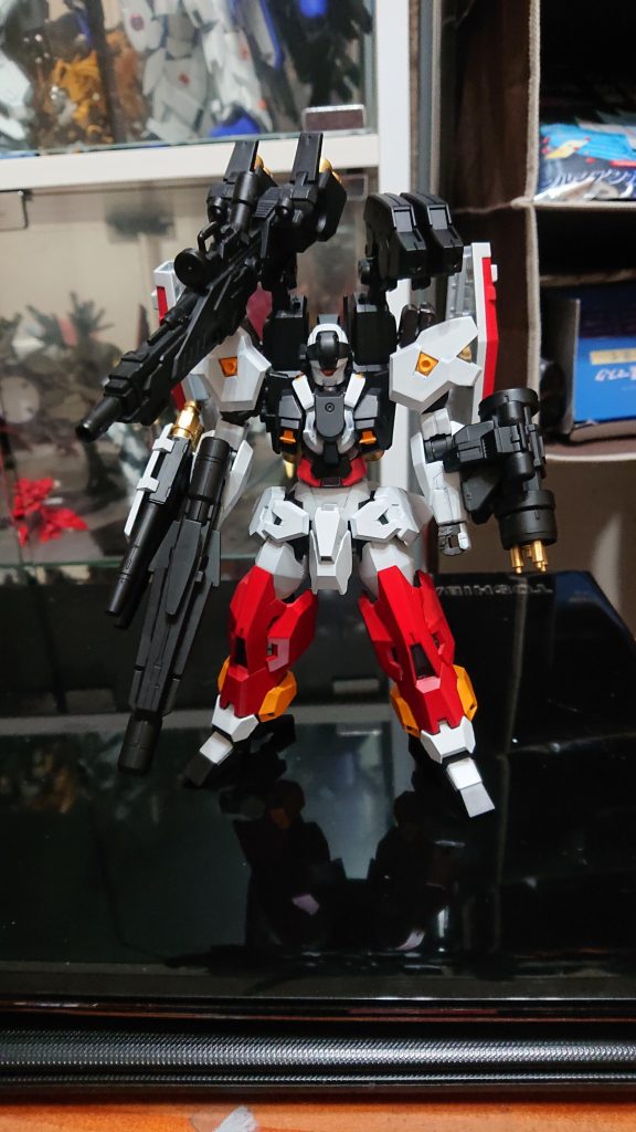 ほとんどルブリスウルで、ヴァーチェは胴体のみ使用。全体のバランスを考えて武装を追加した結果フルアーマーガンダムみたいになりました。