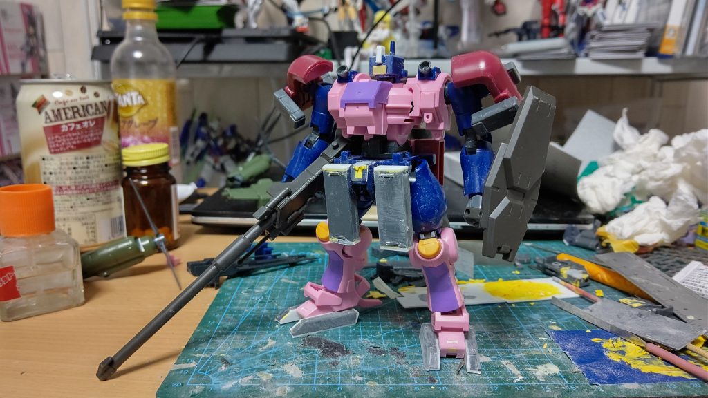 ティエレン本体はタオツーと宇宙型を混ぜて使用しています。足の加工は結構気に入っています。メインのライフルは最初バルバトスの滑腔砲を使おうと思っていたのですが、結局ティエレンが元々持っていた奴からブレードを外し手持ちにアレンジして使用しました。腰の追加装甲はシャイニングブレイクのバックパックを軸にして接続しています。