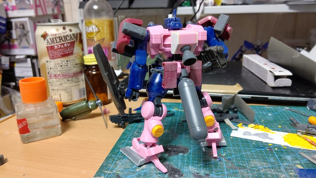 バックパックは加工後、ザクアメイジングのマチェットホルダー部をそのまま接着しています。