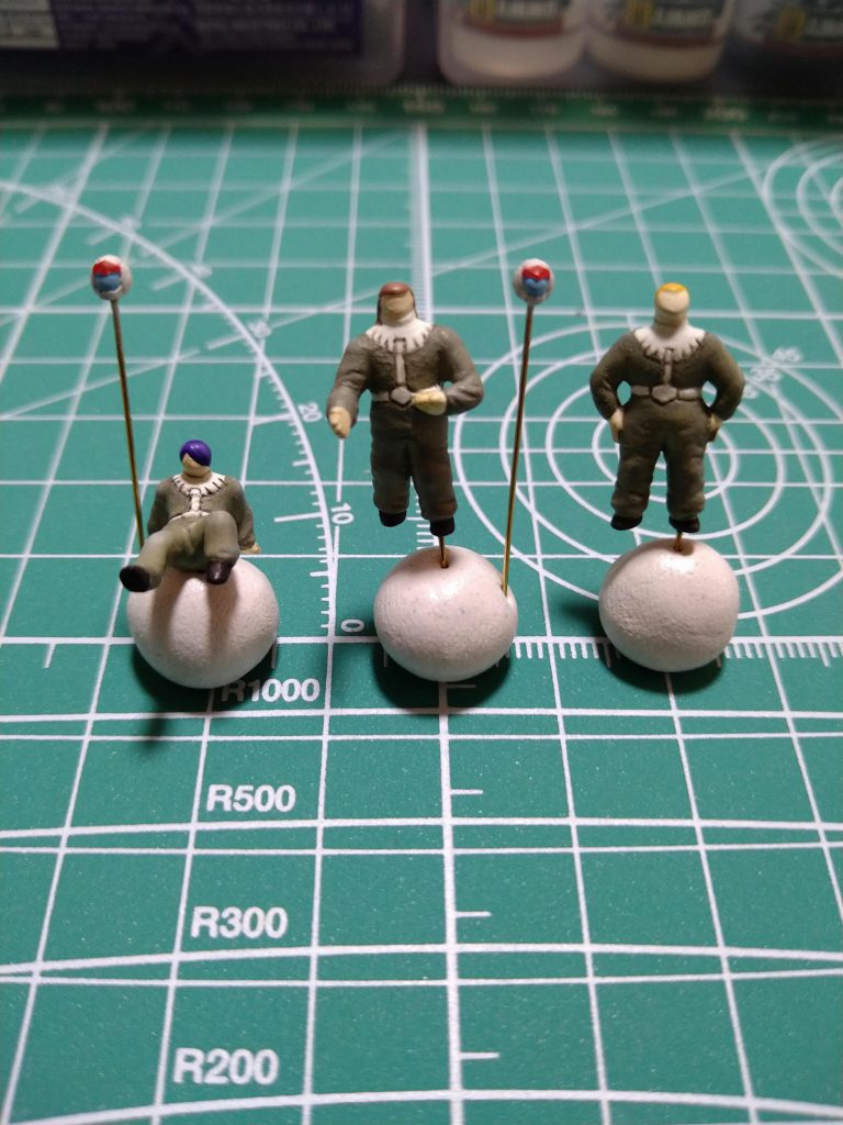 ようやくハラをくくって塗装をした状態😁ちなみに身長の設定は、ルトガーさん∶197cmクンツさん∶173cmデニスさん∶198cmです。ルトガーさんはホントは182cmくらいにするつもりでしたが、先に彫った右手が若干大きく、さりとて奇跡の出来栄えの右手を加工すれば失敗する可能性があった為、身長を15cmアップさせるという荒技で乗り切りました😆😆😆