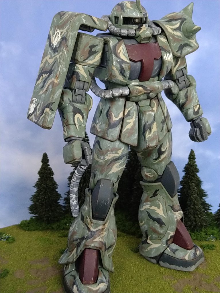 隊長機のザク。モノアイのクリアパーツをスモークで塗り、発光していない状態にしました。降りた後、完全にシャットダウンしたイメージです。