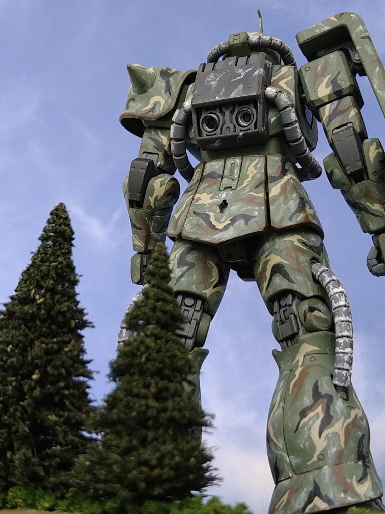 ザクの後ろ姿。樹木越しに見上げると巨大感が増しますね!