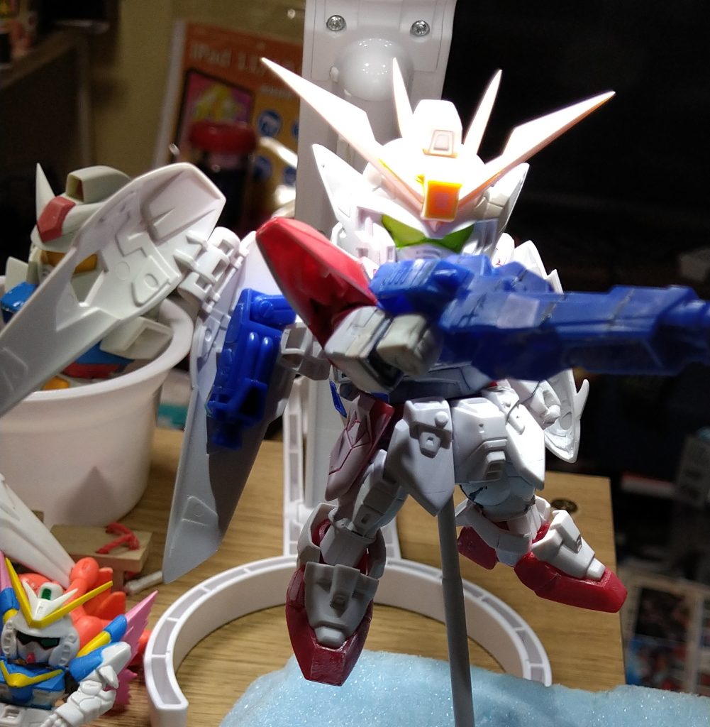 このゼロくんはスジ彫り エッジの効かせ方 各パーツ丸みを付けて SDらしく表現しているつもりです。。。どちらかと 言いますとリアル寄りのSDガンダムに調整中です。