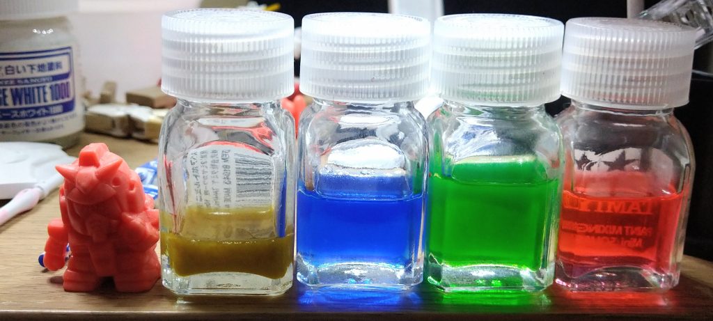 おっと忘れてた、　　ねりあめ食べていってね。え　　　食べれない？クリアカラーのランナーパテだって？？そうだよ、　いい眼しているねぇ〜♪ そういえば、　ラクトアイス の成分ってよく見るとプラスチックとほぼ同じ原料だって知っているかい。。。おっと後ろに誰か居るね　(zaku-kao10)   