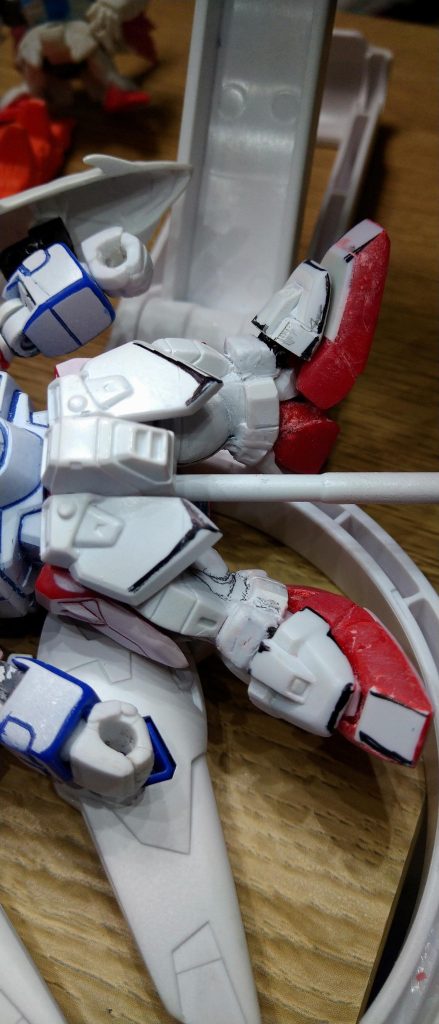 足回りです。足首アーマー 足の最適化し直しに3日溶け黒マジック部分を削り込んでようやっと手足のバランス取れます。