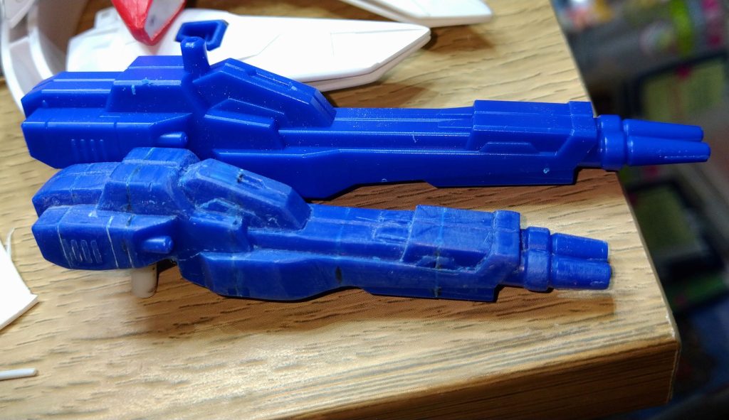 バスターライフルの小型化に成功しました。( 2分割は次回に期待です)ヤスリがけ スジ彫りで2時間程 溶けました。。。ちょっと休んで良いですかね。。。。( 閲覧数増えたら考えますが)