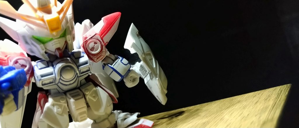 リアルウイングガンダム0くんの影響で予定していなかった内側シールドの造形に時間を溶かす。。。プラ版工作まず1ミリを削り 貼り 先端の段は1.2ミリ貼り C面。。。SDなので少しR面にます また各部ディテールUP中です。シールド固定位置も上に移動しております。左腕の手の付根のボールジョイントより上を3ミリ穴空けランナーパテをねじ込みPジョイントで固定しながら硬化を待ちます。ランナーパテは半日位乾かすと硬くなりますね。。。