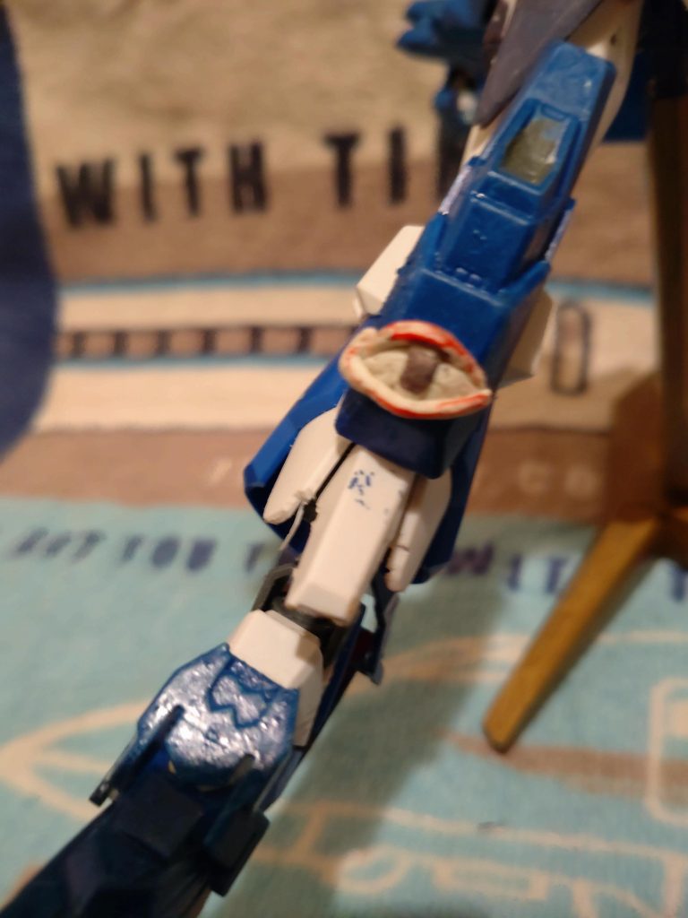 モチーフには名前の由来にもなっている藤の花や新幹線車両などがあるのですが、「この機体はガンダムタイプではない」ということも踏まえながら改造をしたので、肩や脚部に眼球のデザインがあります。                                                                  あとからこれよく考えたらガンダムでも無きゃモビルスーツでも無くね?と考えました（小声）