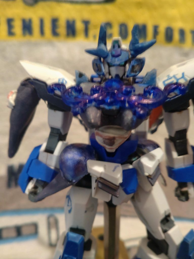 頭部や胸部には、パテを使って4本角にしたり、頬にHGバルバトスの頬パーツを接着し、レジンで作ったパーツを接着して藤感を強調しました。