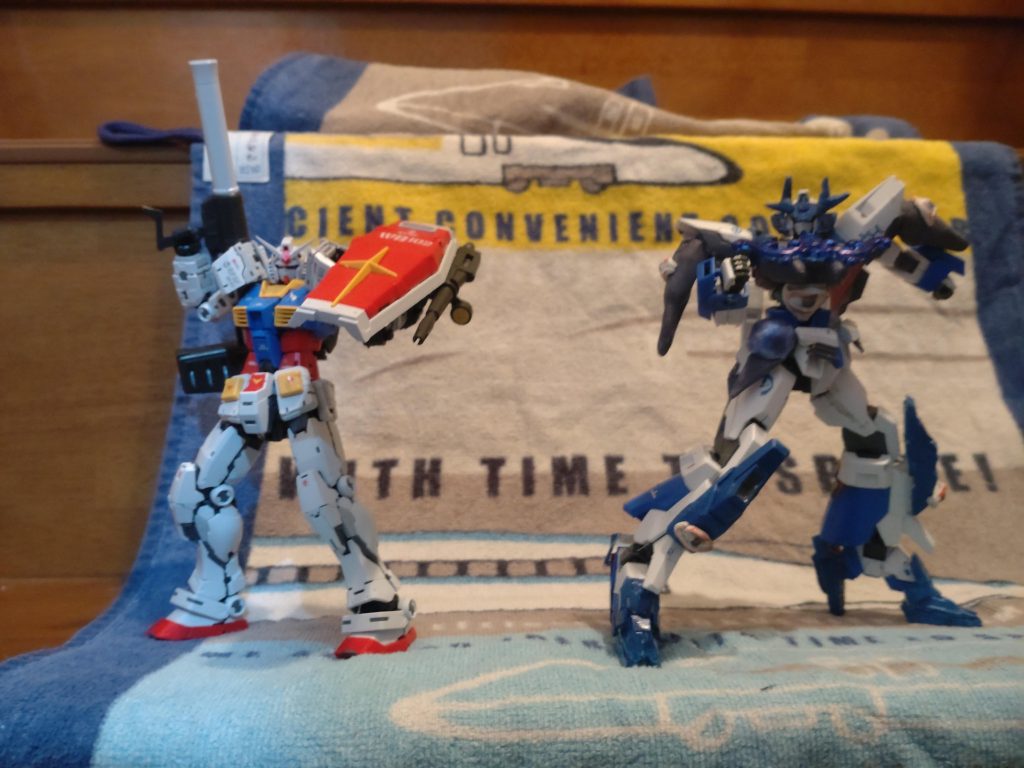 オールドタイプ対応機体ということで、Cファンネルを廃止したり、設定上バーストモードは起動できないようになっています。最後に先日組んだRGガンダム2.0との2ショット。ここからおまけに関係のない話なのですが、今月の25日に、家族ではやぶさ号に乗って盛岡に行く予定です。盛岡では念願のH5系を見たいところなのですが…果たして！？ 