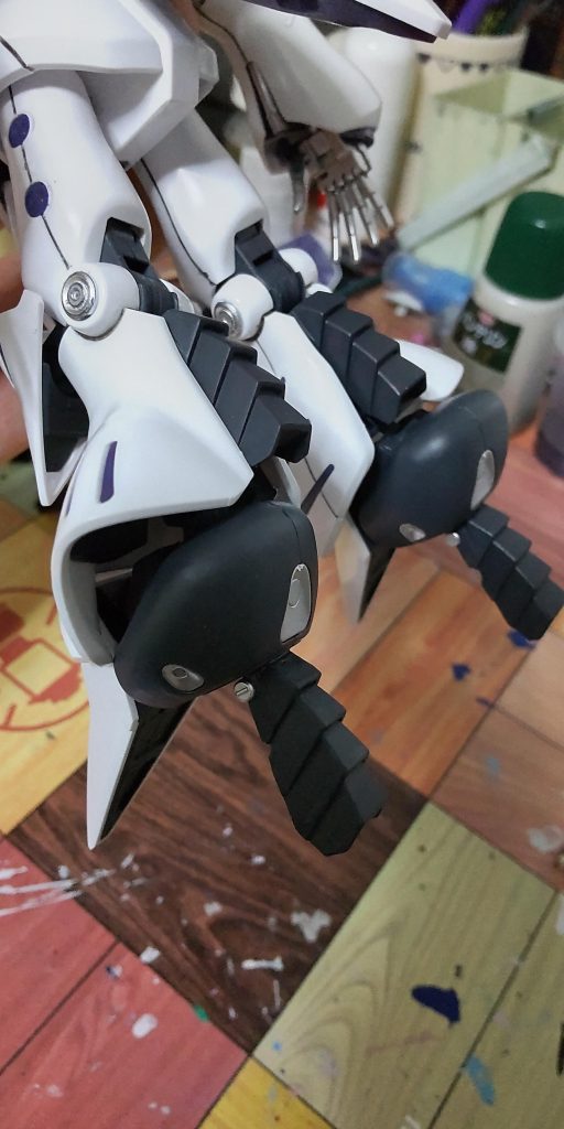 足はハイヒールにしました完成品は背中が重くて自立できませんが製作中の段階では、細くても結構安定して立ってくれました