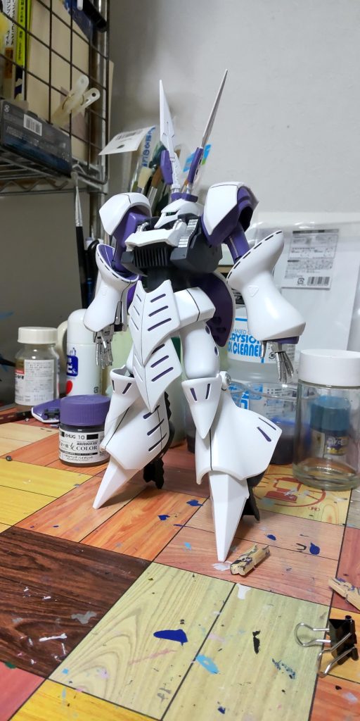 バインダーが無くなり肩がさみしくなったので余った方の腰パーツを肩アーマーとしてとりつけました 