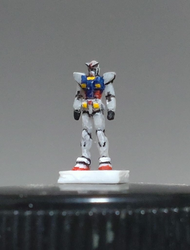 これで完成にしようと思いましたが、やっぱ手ブラは寂しいな、とライフル制作のためさらに2時間ほど作業延長。盾も考えたのですが、せっかく作った体が隠れるのでやめることにしました。 