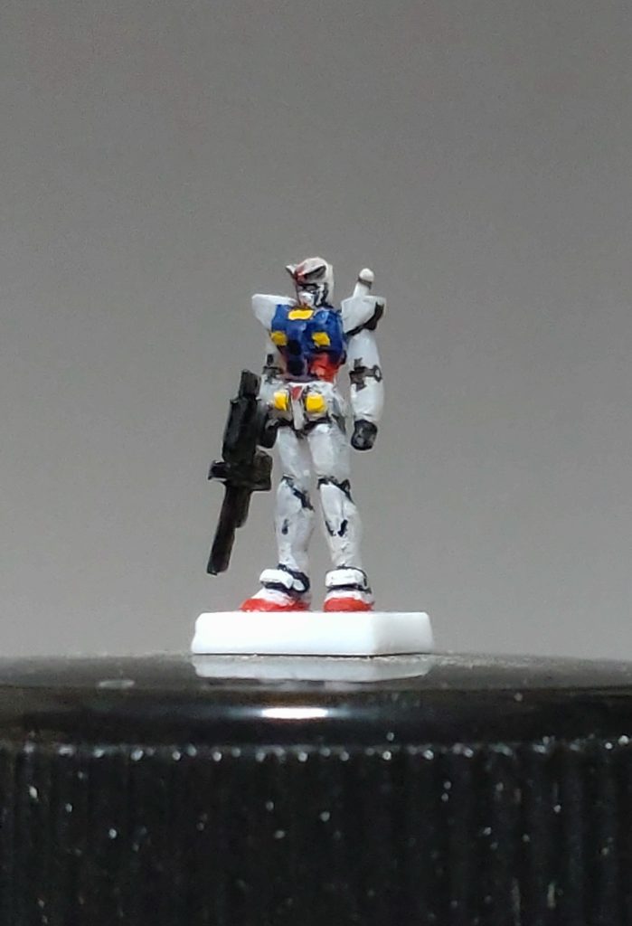 ここガンスタで、バレーボールおじさんさんの作品を見て挑戦しました。たまたま自分も百均の1/150兵隊フィギュアを買っていたので、これならすぐできると思ってやり始めたのですが。。。