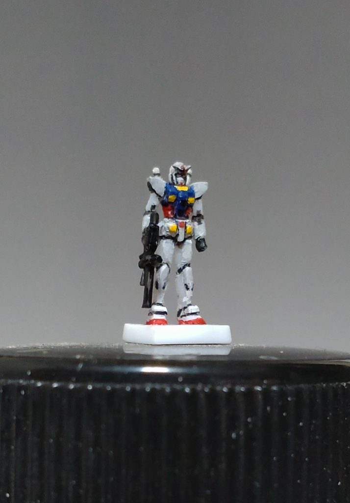 やり始めて気づいたのですが、百均の兵隊さんは材質がプラと違うのでとても加工がしにくい。「これならプラで作ったほうが速くね？」と思い1ミリプラ棒の削り出し、組み合わせで制作しました。