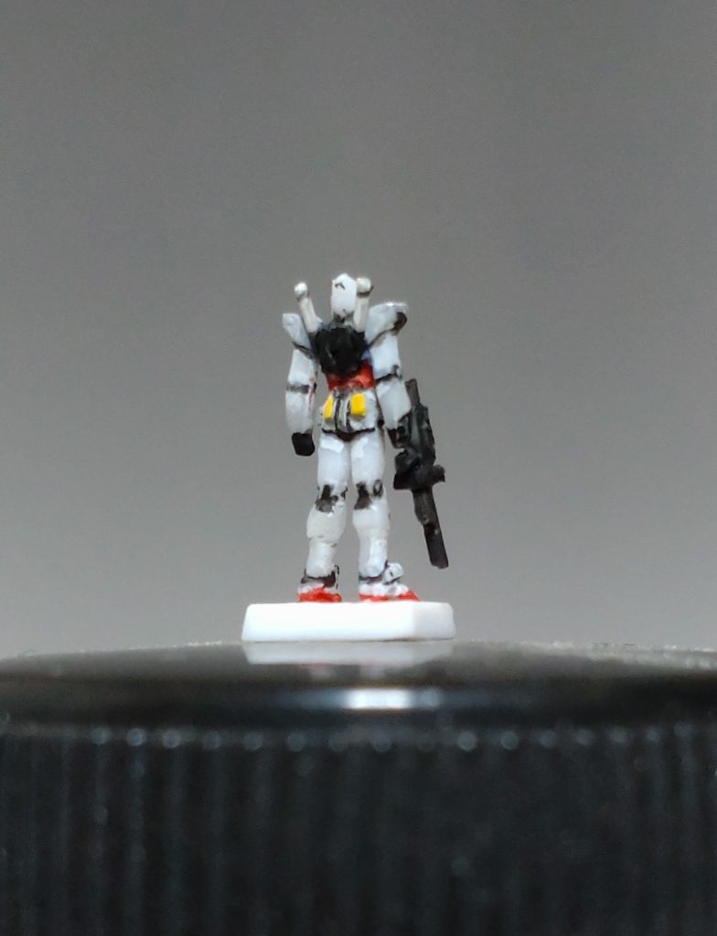 ライフルは端材を切り張りして制作。まあこの大きさだと本体もほぼ端材みたいなものですが（笑）スケールが大きいのは迫力を出すため！ではなく技術の限界です。