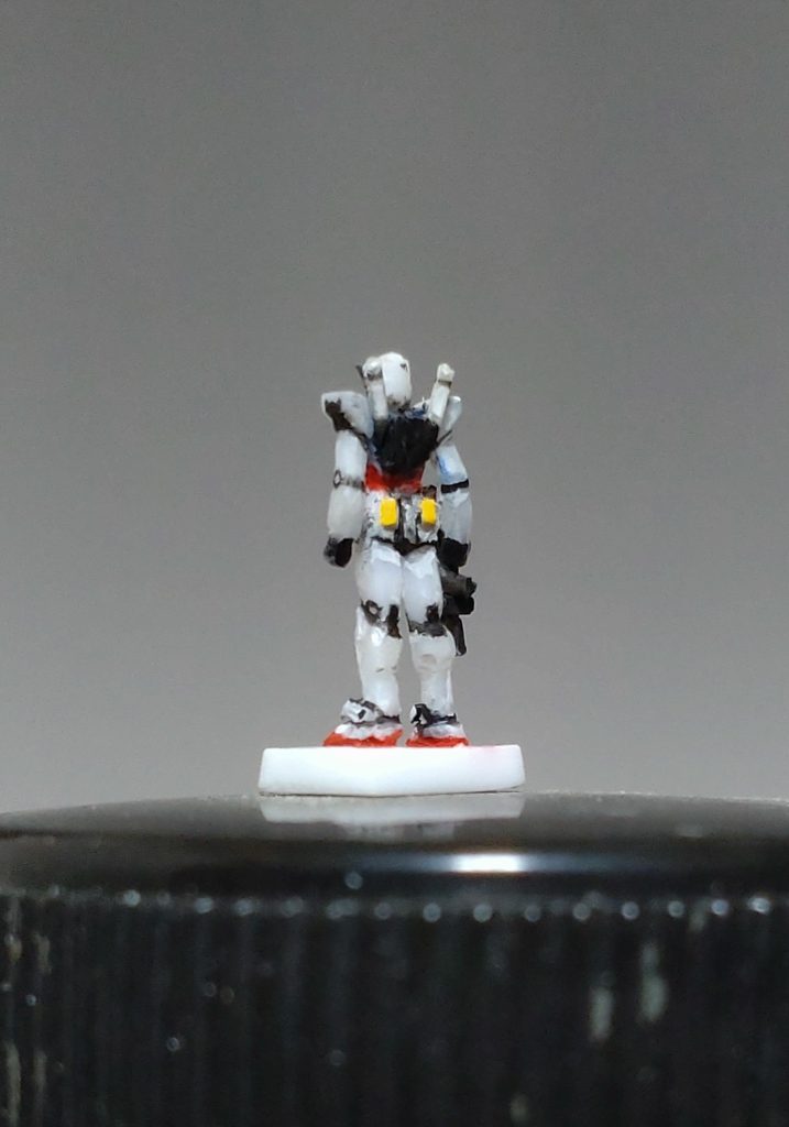 顔その他細かいモールドはさすがにキツイので、描いてるだけだったりします。女性の眉毛と同じですね。