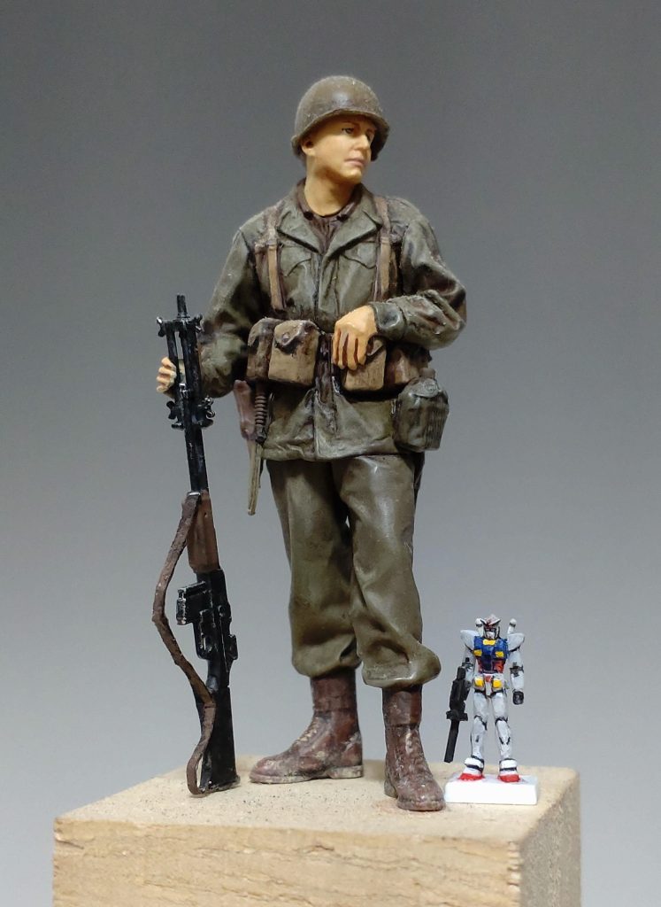 過去作品の1/35米兵と記念撮影。「おっ1/60ガンプラみっけ！」くらいのサイズでしょうか。