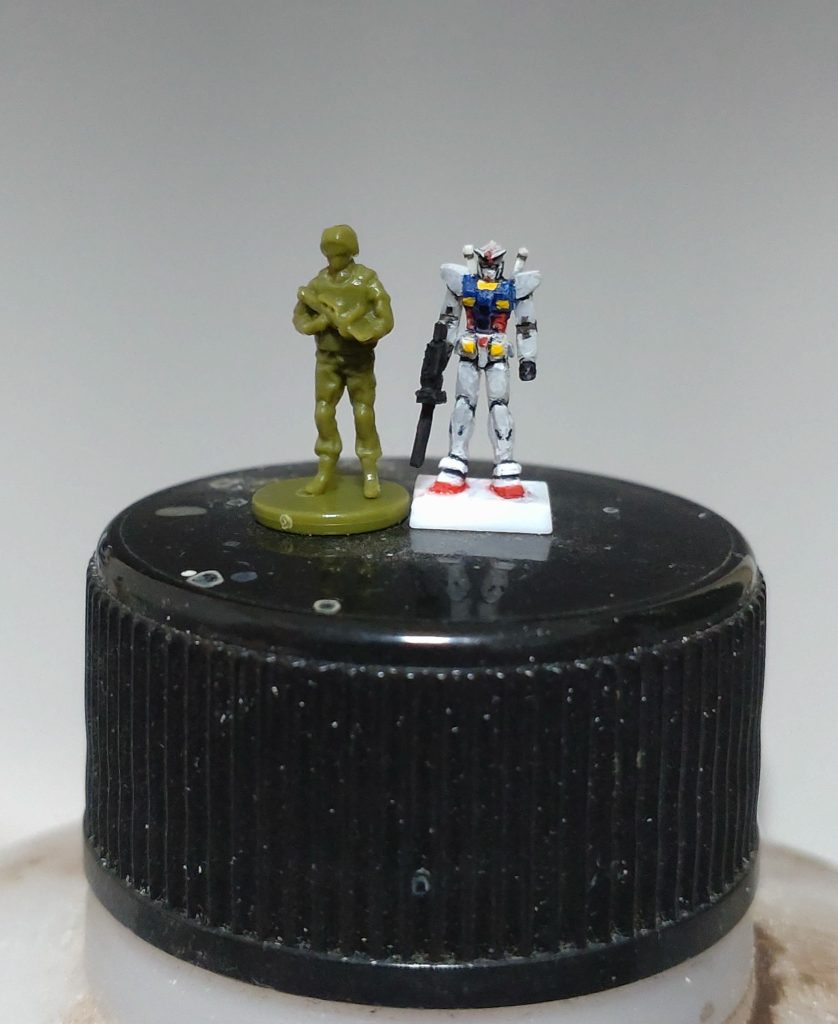 百均フィギュアと記念撮影。身長を合わせたつもりでしたが、ガンダムのほうが気持ち身長が低くなりました。