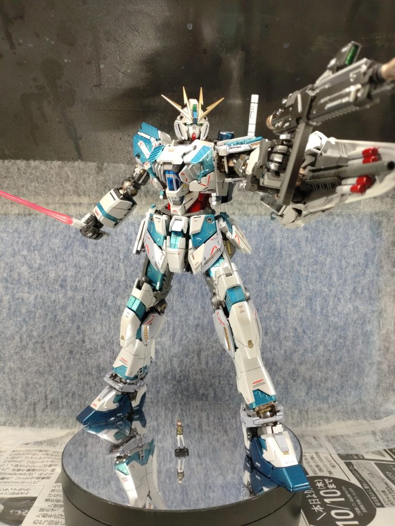 覚醒状態です!ブルーサイコフレームは偏光、蛍光、クリアー、メタリックの各塗料で調色してシルバーを下地に塗装しました!
