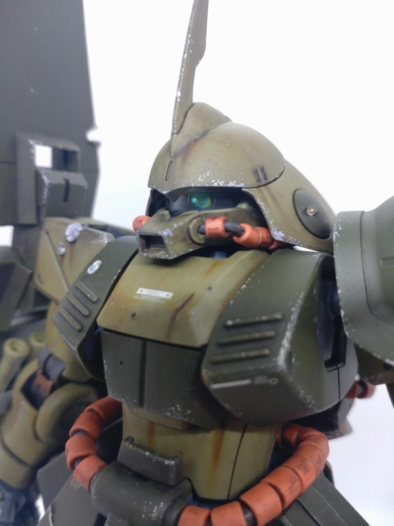 今回もモノアイはハイキューパーツのHDプレートとオーロラドームに変更。最初はガンプラLEDライトユニットを仕込んだのですが、なんというか・・・まぁ微妙で💦  しかも点灯させないと、モノアイはただのクリアパーツに成り下がるという有様だったのでこちらに変更しました。このオーロラドーム、相変わらずステキです✨