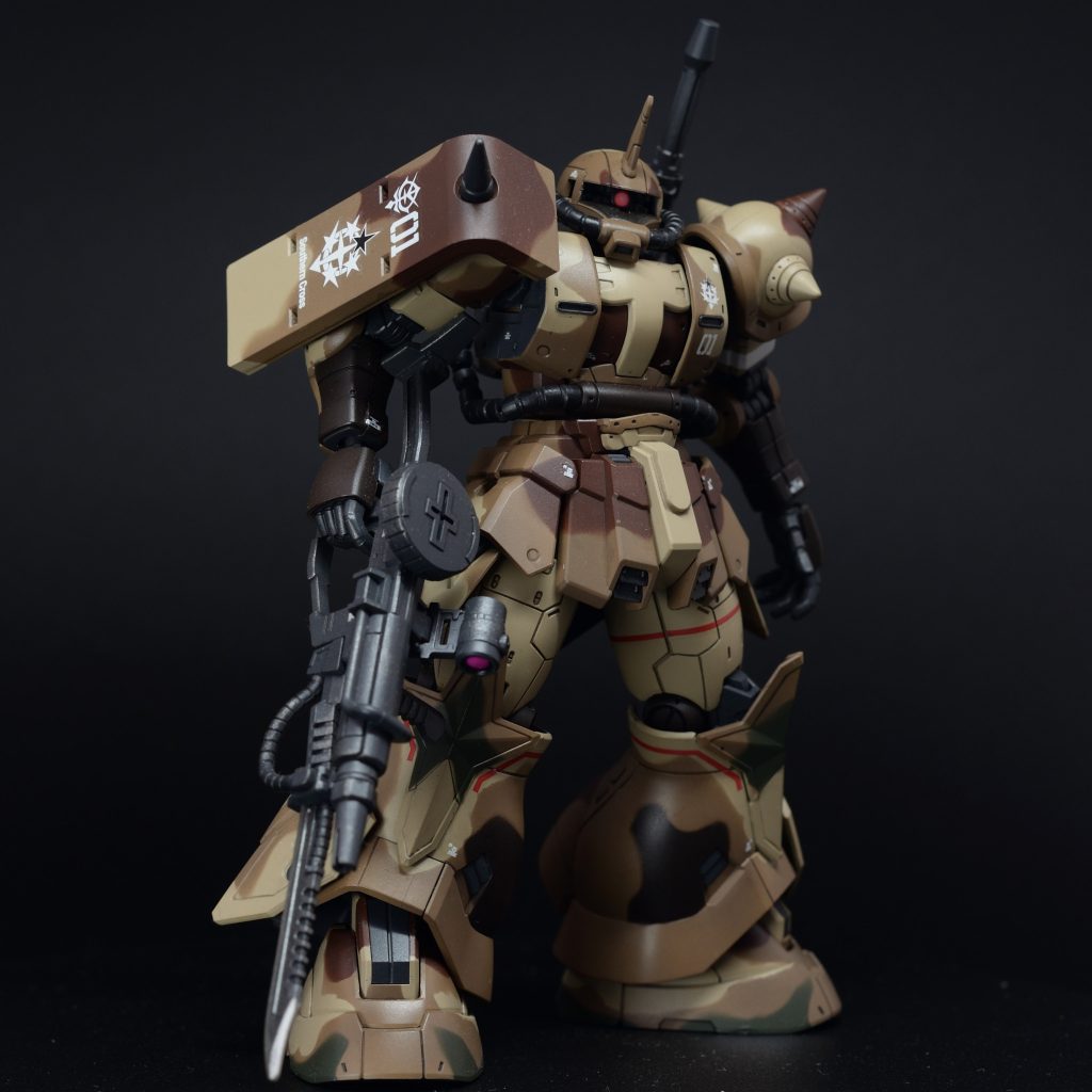 エグバ機は、ねり消しでマスキングして迷彩塗装しました。