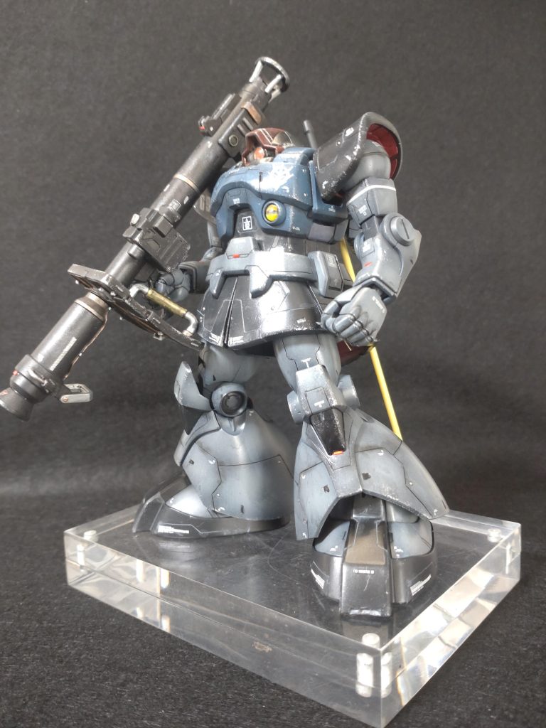 非常に素晴らしいプロポーションだったので、頭部しか改造していません頭部:頭部のポリキャップ取り付け部の背中側をデザインナイフで切って、ポリキャップを後ろにずらせるようにする。軸のほうはうつむき加減になるようにプラ棒で軸の角度を傾ける。ネックガードの部分を薄くけずる。これで頭部がめり込んだように、うつむいたようになります。