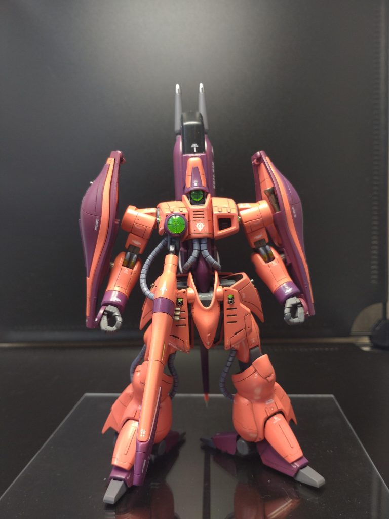 ゴムの動力パイプはマルチプライマーを筆塗って、アクリジョン黒の上にdspiae水性アクリルマーカーのメカグレイで塗装。