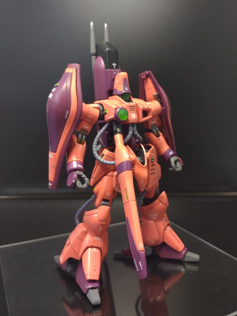 ピンク部分はアクリジョンのベースホワイトで下塗り。水性ホビーカラーを説明書どおりに調合したらオレンジみが強かったので、蛍光ピンクを全体の2割ぐらい追加して、さらに全体と同量のグランプリホワイトを追加。