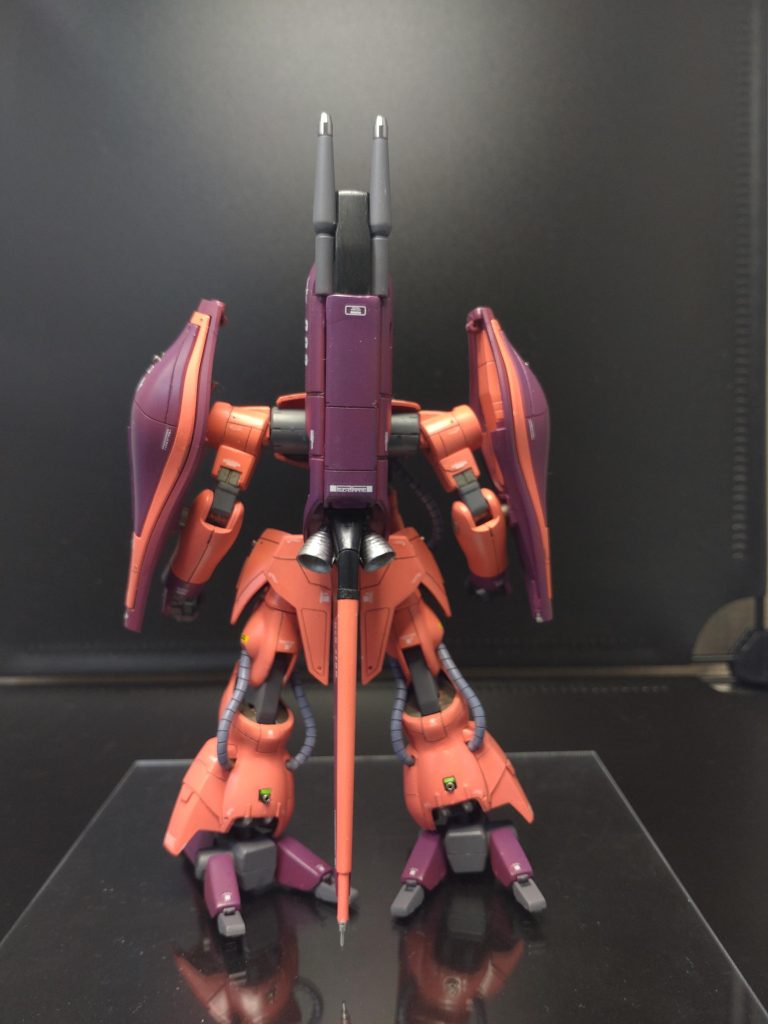 紫部分は、アクリジョンのベースレッドを下塗り。水性ホビーカラーを説明書どおりに調合。メカ部分はメカサフのスーパーヘヴィのままです。スミ入れはタミヤのダークブラウン最後に水性ホビーカラーの半光沢クリアーでコーティングしました