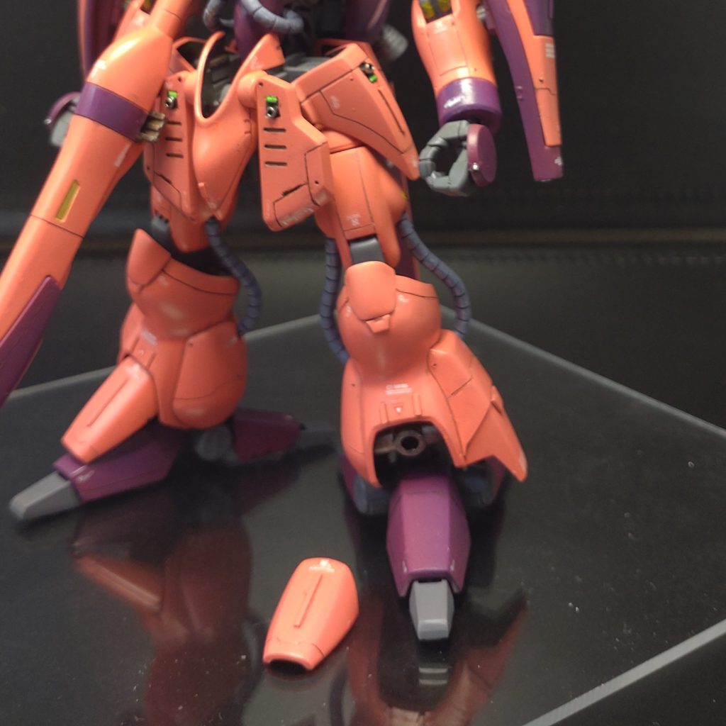 スネあて接合部にポリキャップを挟んで後ハメ加工しました。スネあて側の軸に3ミリプラ棒つけてます