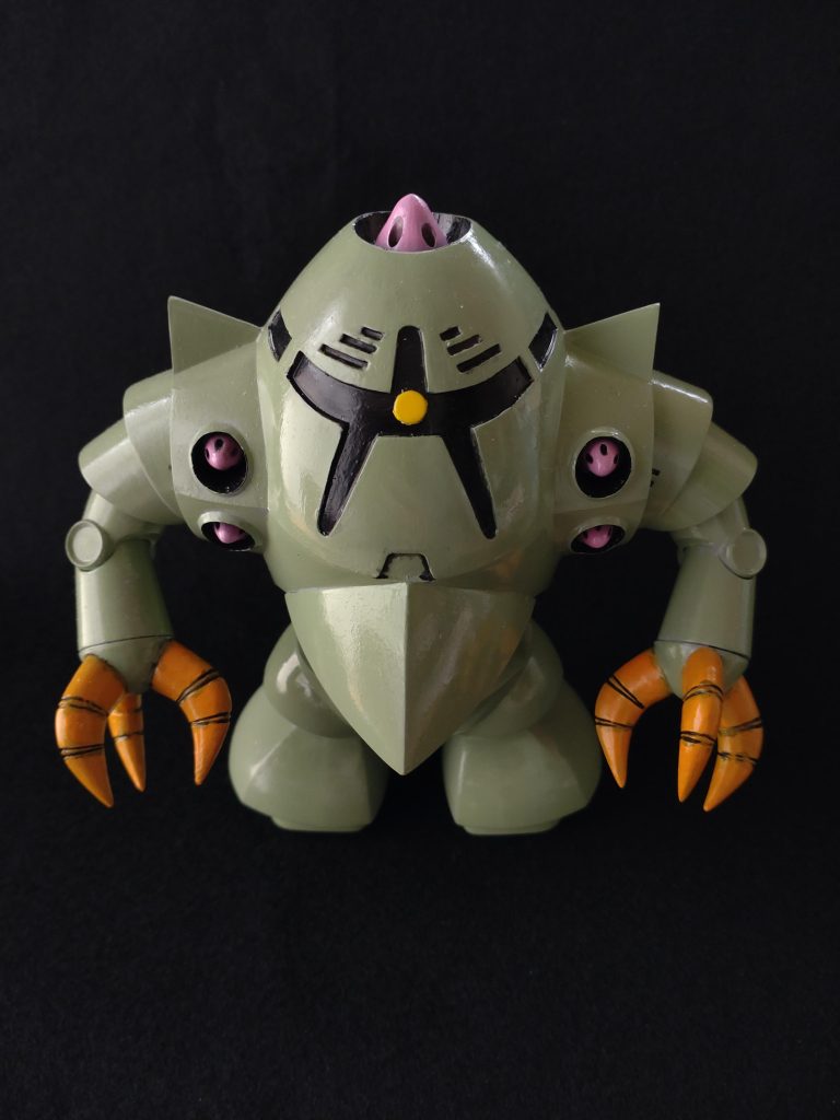 斜め上。反射するくらいテカテカ。塗料は全て水性ホビーカラーを使用しています。