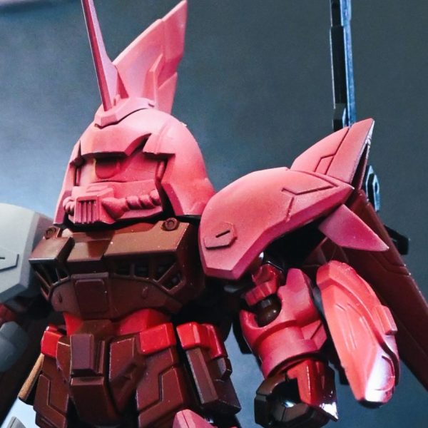 アーティファクトのナイチンゲールを塗装する前にモビリティ―ジョイントガンダムのゲルググメナースを使って塗装のリハーサルをしていますアラートが鳴り響くスジボリ堂のBMCタガネが入荷したとのお知らせですぼやぼやしていると売り切れてしまうのでBMCタガネ0.6mmとついでにZEROをカートに入れてすぐに決済しましたカートに入れて安心していてもなぜか売り切れるシステムになっていますからね決済してから郵送方法が宅急便のままだと気づきました宅急便ではないほうのまろやか便とかなんとかいう方なら送料250円ですんだのにあわてすぎました冬の朝スジボリ堂のカレンダーが着弾したスジボリ堂からBMCタガネが届きました「着弾」などと呼ぶらしいです戦争を思い出して物騒ですねサービスでカレンダーが入っていました景気良いですねゲルググの塗装を再開しますとりあえず外装の赤い部分をラッカーで吹くところまできましたのでこの上から油彩でウェザリングなどをしようと思いますいい感じに仕上がってきたなーって思いつつなんとなくゲルググメナースの作例を検索すると「ルナマリア・ホーク」というキャラクターが操縦していると知りましたルナマリア・ホークが可愛いということを知ったので赤い部分だけ塗装リハして処分するのではなくて一応、全体的に塗装しておこうということになりましたまず、濃い赤の外装ところにラッカーウイノーブラックをべた塗りして黒立ち上げにしますなにも考えずに黒いパーツに黒の下塗りをしてますがたぶん無意味です乾いたからハーマンレッドを薄く吹き重ねたら出来上がりと、思ってもう一度作例をみるとベルト、腰、甲当て、とかはピンク色って気づいたのでピンク色のところはハーマンレッドを吹く前にアルティメットホワイトを塗って白くしておきます乾いたからハーマンレッドを薄く重ねたら出来上がりダイソーという100円ショップの台マスキングするのが嫌でアルティメットホワイトは筆塗りしてみましたまあ大丈夫だろうと思ってものすごいてきとうに塗ったのもあって塗膜ででこぼこになりましたラッカーの筆塗りはもうやめようと思いますこの台は買いだ黒い成形色の外装を、一応濃い赤に塗っておこうという気持ちだったためサフ→ブラック→ホワイト→赤、の流れをサフとホワイトをさぼってブラックー赤、だけにしてみました結果はそれぞれ以下のようになりましたサフレス　→　プラが梨地だったのか、ざらついている感じにブラック　→　グレーサフを吹いてないので無意味ホワイトなし　→　単調で、さみしい感じに影響なければやめたいとおもっていた工程ですがサフとブラック＆ホワイトはやったほうがいいと感じましたこのゲルググには太ももがないさてハーマンレッドのままだと先に塗っておいたピンク色とあっていないのでアルティメットホワイトでハイライトをかけつつピンクにしていきますが、マスキングが面倒だからという理由で白の下塗りを筆塗りにしたというのにいまから白を吹いて濃い赤の部分に付くと困るので結局マスキングしてからハイライトを吹くことにしました先にピンク塗ったパーツと後からピンクに塗ったパーツの色が全然違いますけど別になんとも思わないです塗分け・マスキングについての反省もともと塗分けが必要だと気づいていればラッカーで全部濃い赤にしておいてピンク色にしたいところを上から水性で吹き重ねてはみ出たところを拭き取ればマスキングなしでできましたブラック＆ホワイトについての反省今回、塗装するパーツをあとから追加したせいで追加パーツだけでブラック＆ホワイト塗装しましたけどブラック＆ホワイトはパーツ単位でやると隣り合うパーツの陰影がちぐはぐになってしまうので組みあがった状態でやろうって思いましたハイライトの反省白そのまま使うのは違和感あるからやめようベースカラーに白をまぜて使うようにしよう次回は白い部分を塗り分けしていきます