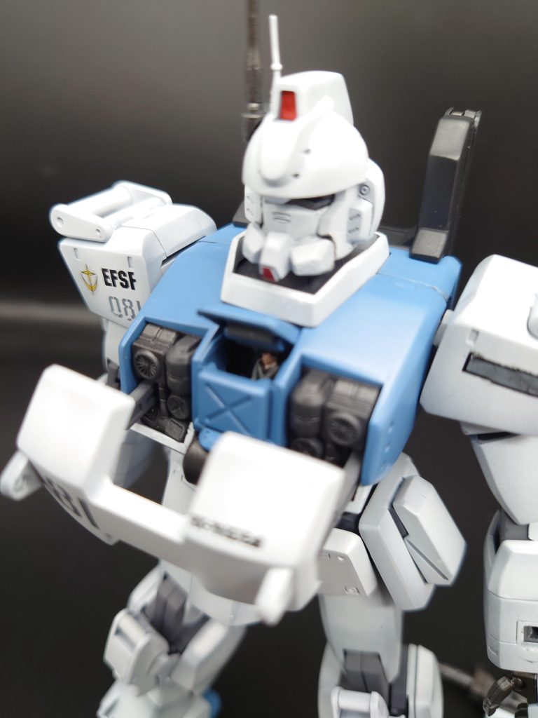 胸部装甲コックピット内部も開きます