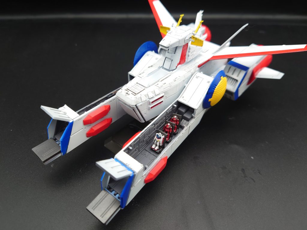 カタパルトデッキ内部にも、収納出来ます