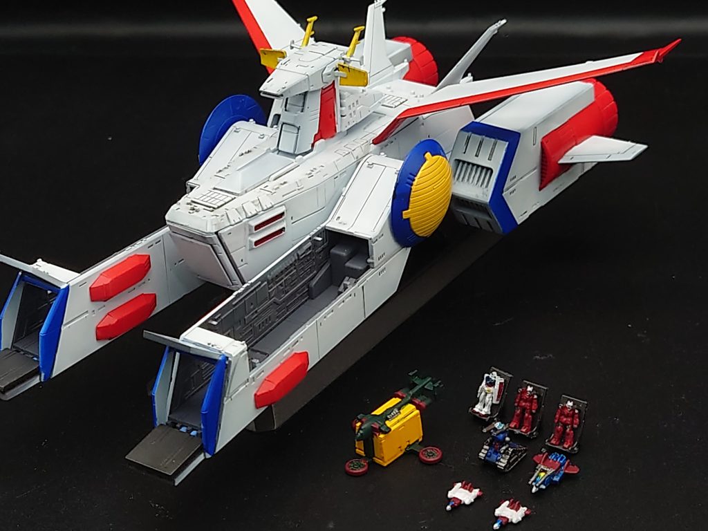 ホワイトベース本体には、1/1700同スケールのガンダムやガンキャノン、ガンペリーなんかも付いてます。