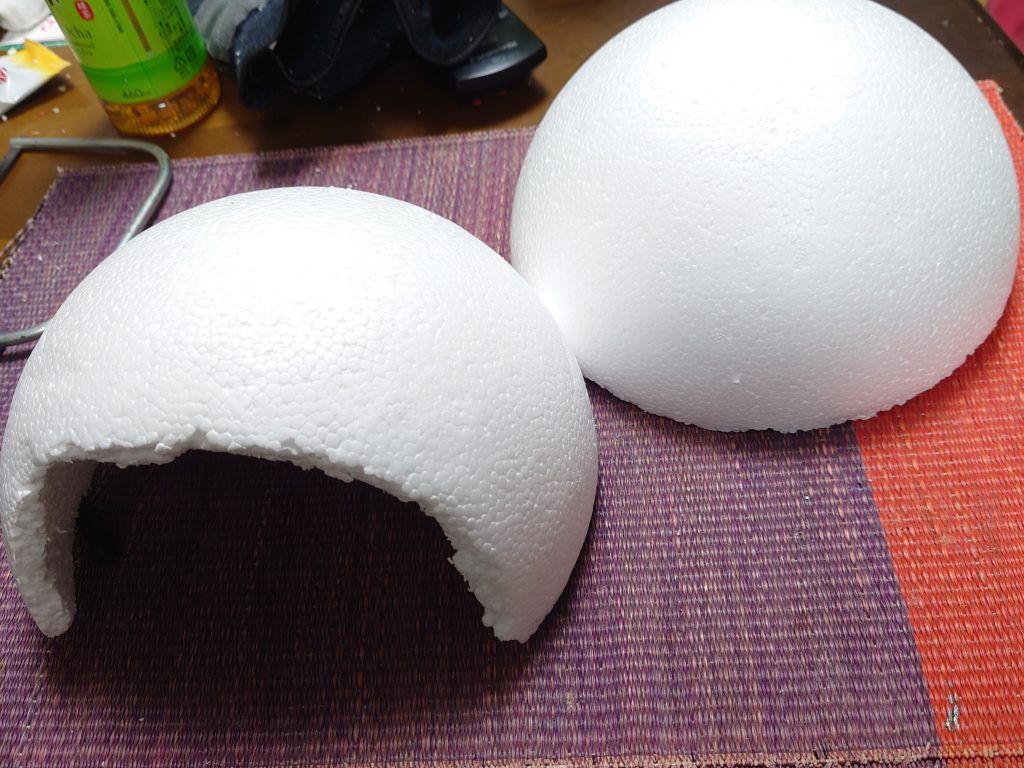 球体ドームは、発泡スチロールの球体を、くり抜いて作ってみました。