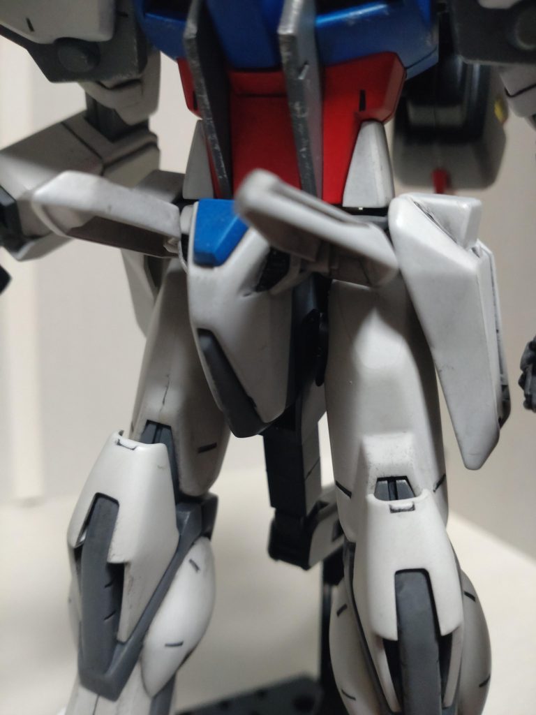 腿の合わせ目消ししてたのですが膝と組み合わせしてる最中コジったみたいで割れました💦