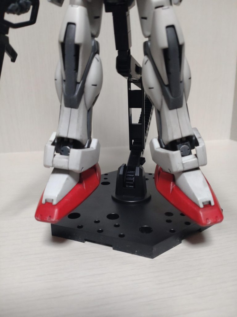 旧キットのエールストライクガンダムってスリッパエラくデカイΣ(゚д゚;)そしてエールストライカーが重くて自立出来なくなった…前まで出来てた気が…?