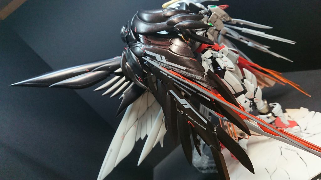 黒い羽は赤い刀を装備してますカラスをイメージしました