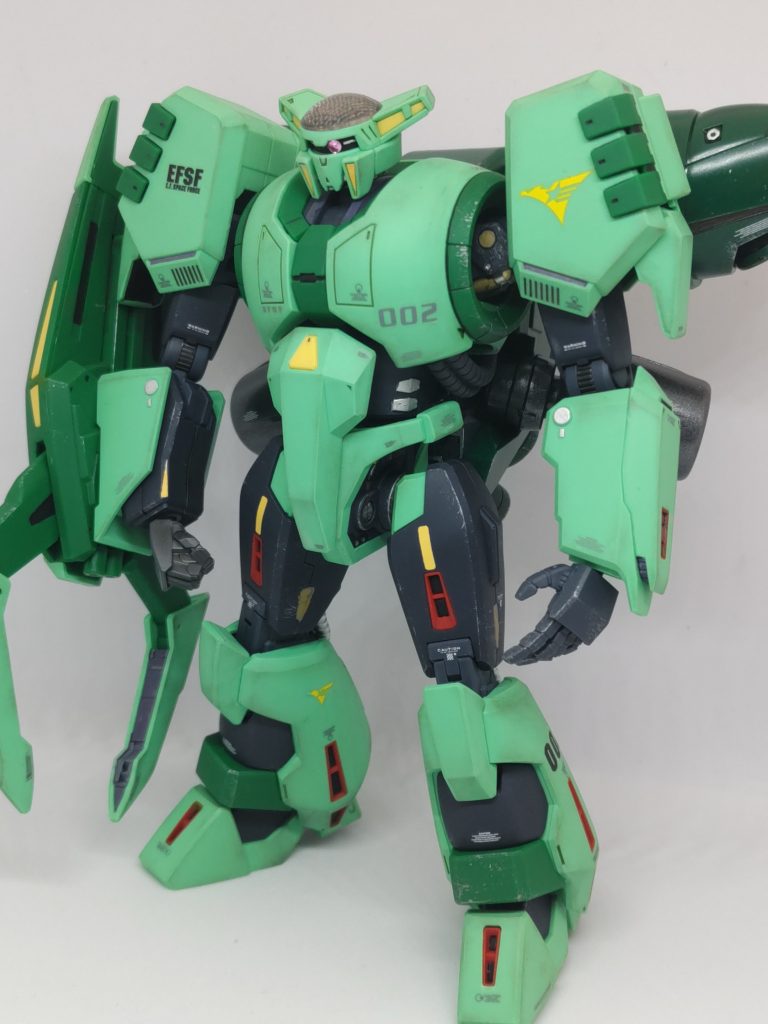 さすが最新のキットは合わせ目も少ないし色分けも完璧でほとんどやる事なかったです(zaku-kao4)ゴールドとシルバーで関節周りとかの細かい箇所をチマチマ塗ったりして情報量を増やしました。