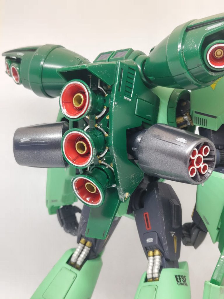 バーニア周りと膝裏もゴールドとシルバーでチマチマ塗り。なお本体はつや、バックアップは半ツヤ仕上げにしました。