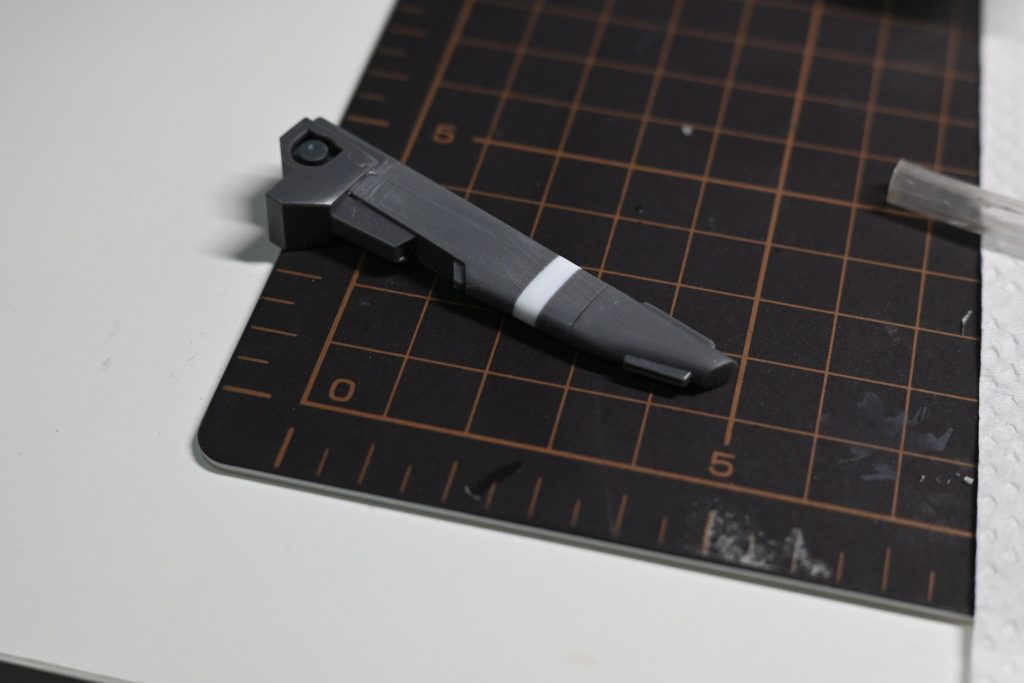 スタビライザーは合わせ目消し後、ぶった斬って3ミリほど延長し、存在感を出すようにしています。