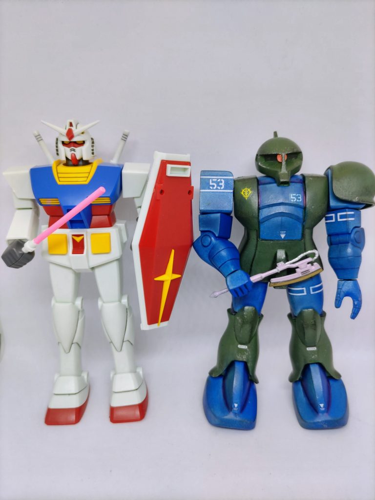 リバイバル版ガンダムと並んでいる