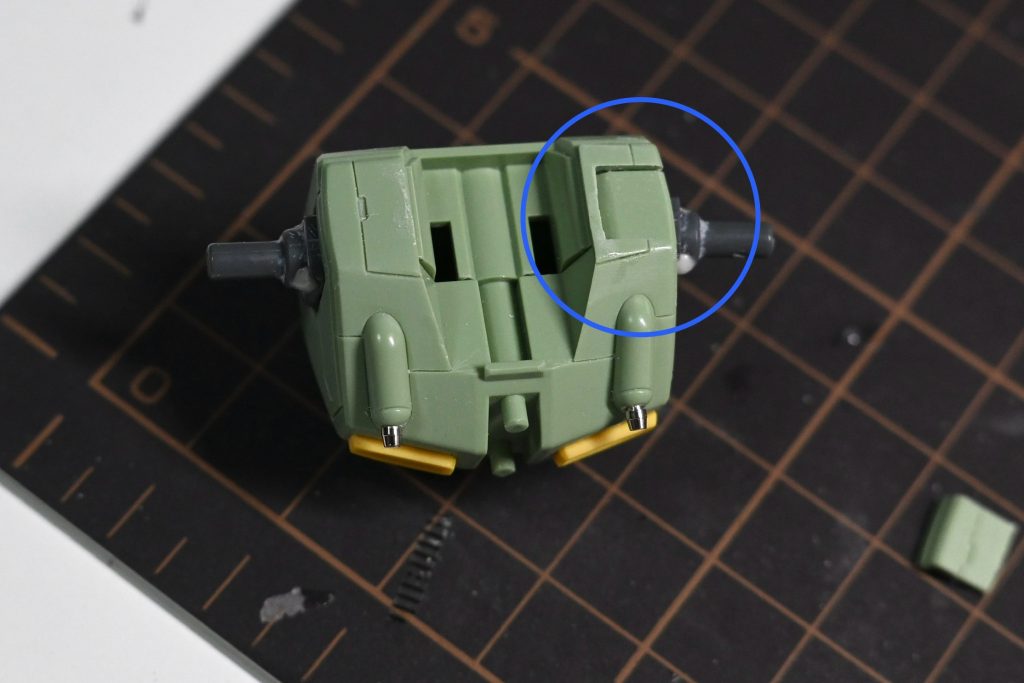 あまりブンドドするつもりもないですが、肩の可動域が乏しかったため、カットし、余剰パーツのノーマルジェガンの手の甲パーツを使い蓋をしてます。これで45度くらいは腕が上げられます。