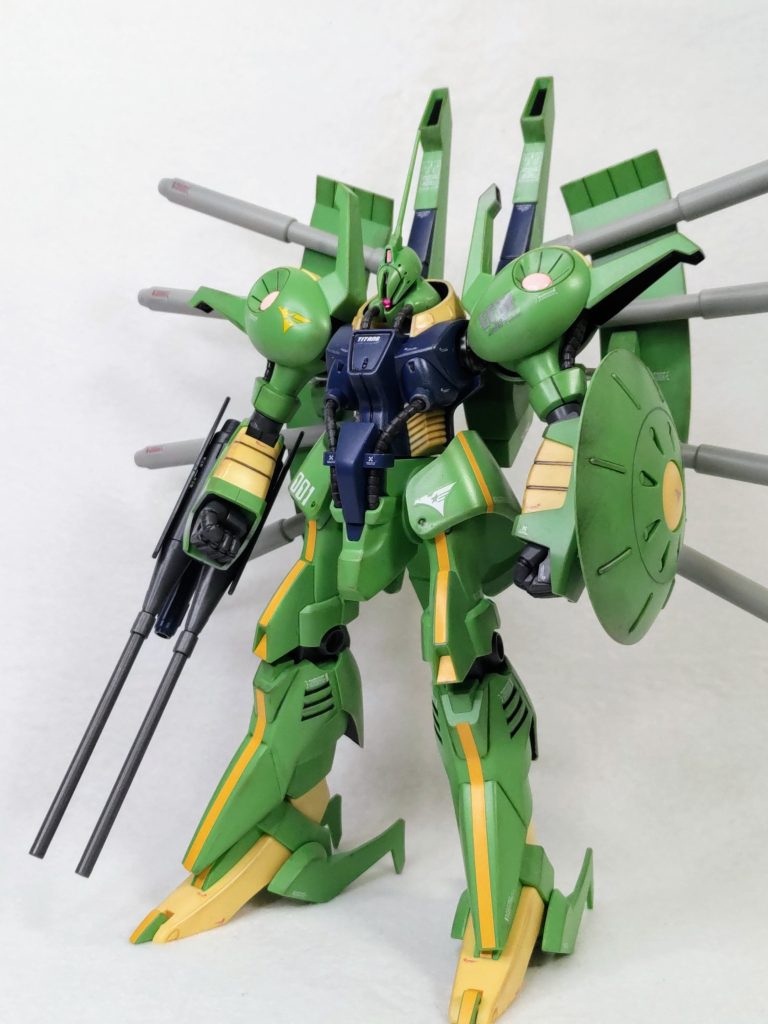 古めのHGUCなので合わせ目が非常に多いです。段落ちでごまかしつつ対艦ミサイルは全部コツコツ消しました(zaku-kao9)しかし黄色のラインは付属シールをそのまま使ってます(zaku-kao4)