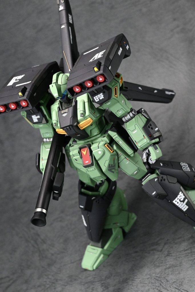 少し上から。外装や武装類は設定画よりも濃い目のカラーにすることで、本体とのメリハリを出せるようにしました。