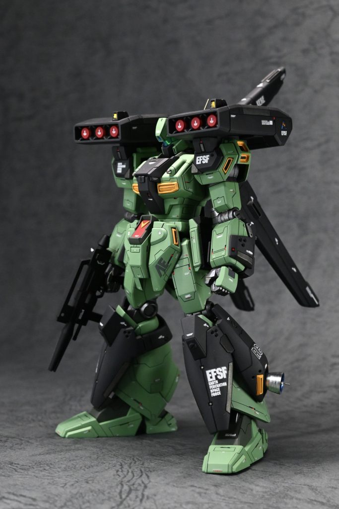 箱絵からもハイパーバズーカ装備が連想しやすいスタジェですが、個人的にはこのシンプルなライフルを携えた姿も、非常にしっくりきています。